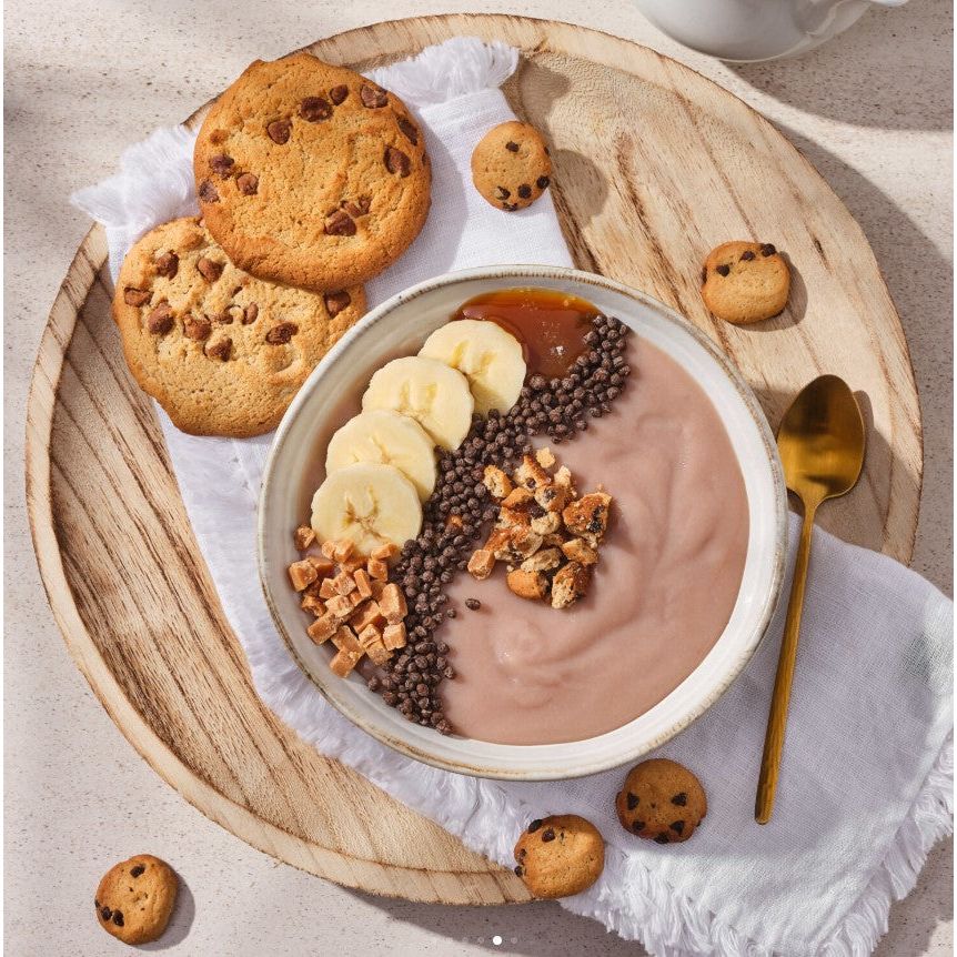 Prozis Vegan Sugar Free Rice Porridge — cookie-topped bowl with banana, chocolate crisps and cookies